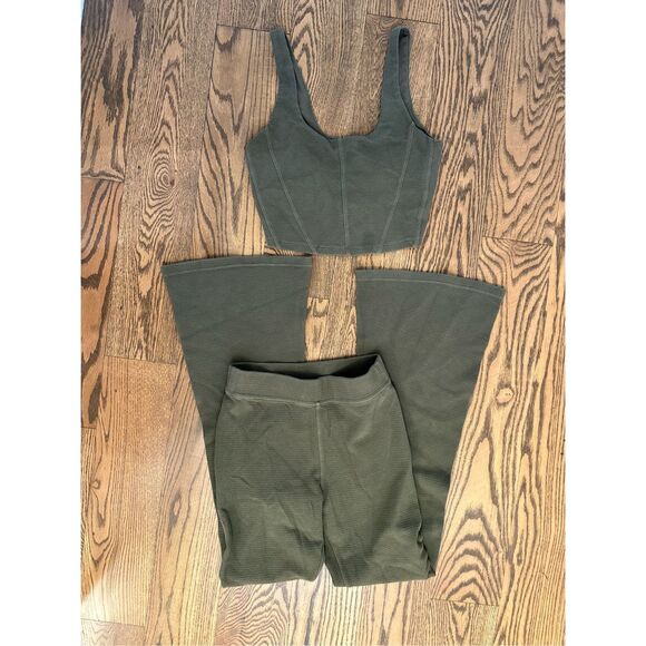Aerie Offline Green Flared Pull On Pants With Matching Top Size Small - Picture 1 of 4